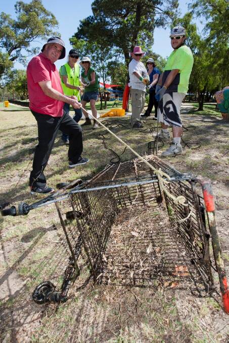 Previous Shire of Murray Clean Up Australia Day volunteers removing a shopping trolley from the Murray River. Photo: Supplied.