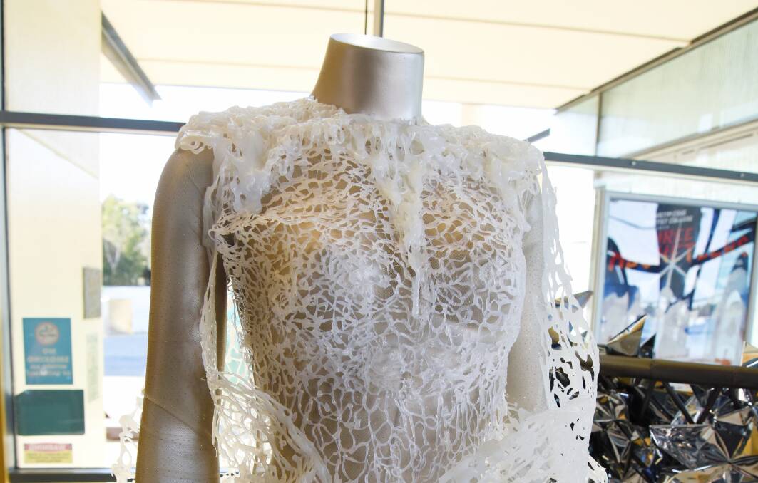Extravagant: Marianna Kuklinska's garment represents two flames and melting wax. She found her inspiration in 3D printing and candles. Photo: Marta Pascual Juanola.