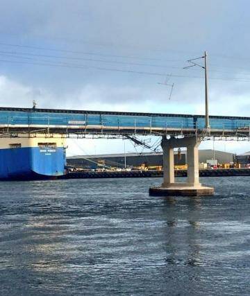 A ship hits the Fremantle Rail Bridge after a wild storm in Perth. Photo: Twitter / barnsy_lisa