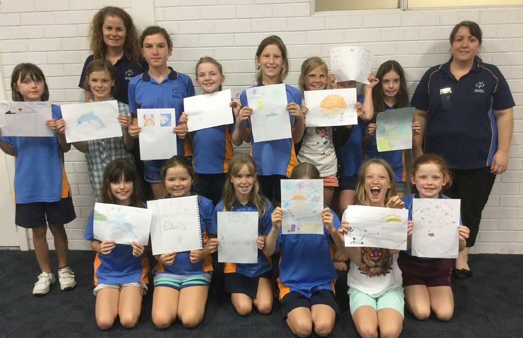 Mandurah Adventure Guides with their leaders Linda
Thompson (left) and Natasha Lewis (right), showing their banner design ideas.