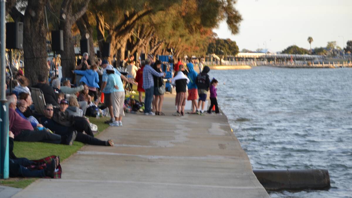 Mandurah turns out for Stretchfest gathering