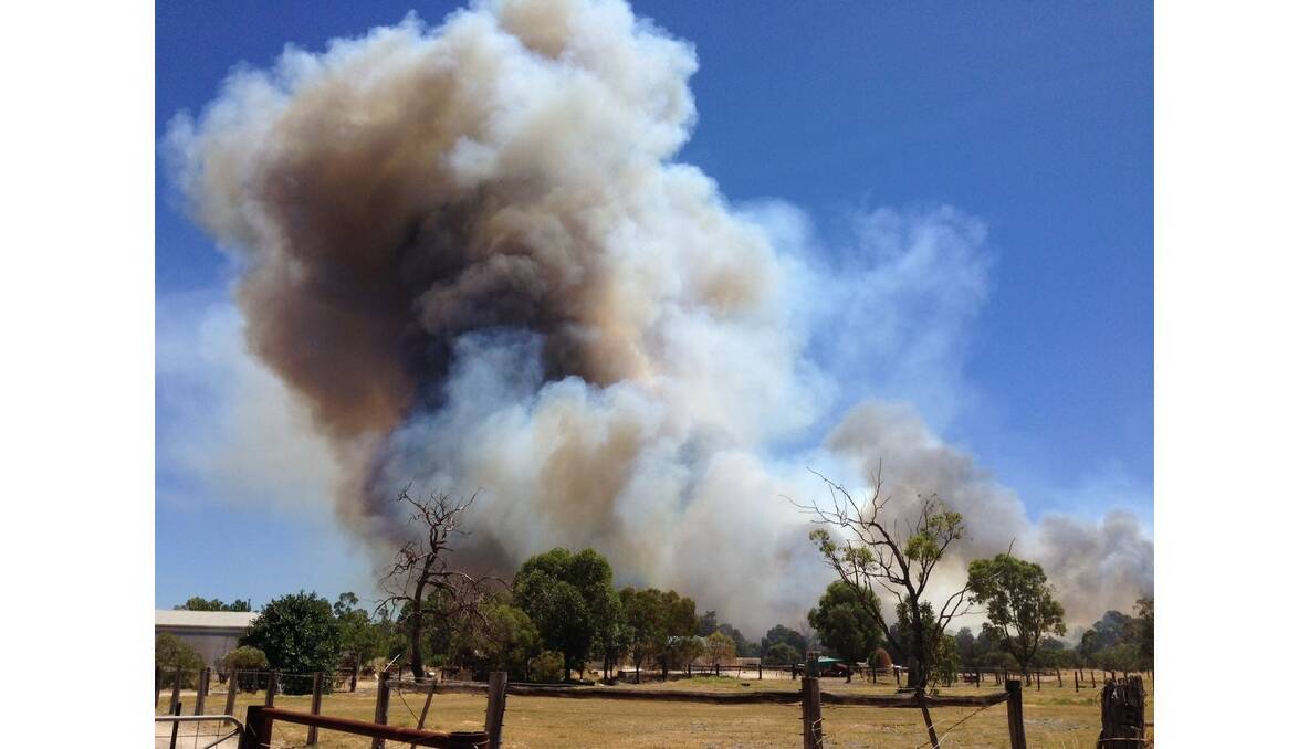 A bushfire is currently burning out-of-control in Pinjarra.