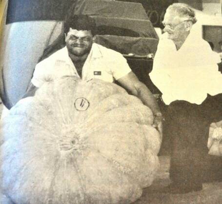 Pinjarra farmer Keith White with his record 167.8kg pumpkin.