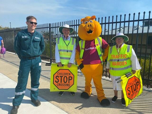 Mandurah paramedic Jeremy Anderberg with Oakwood Primary traffic wardens and Piggy the Bendigo Bank mascot. Photo: Supplied.