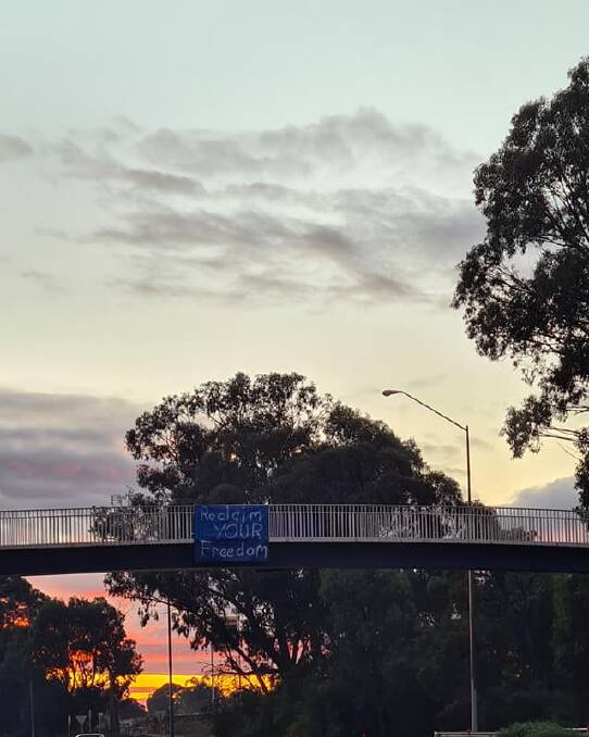 The story behind the signs appearing on Mandurah bridges