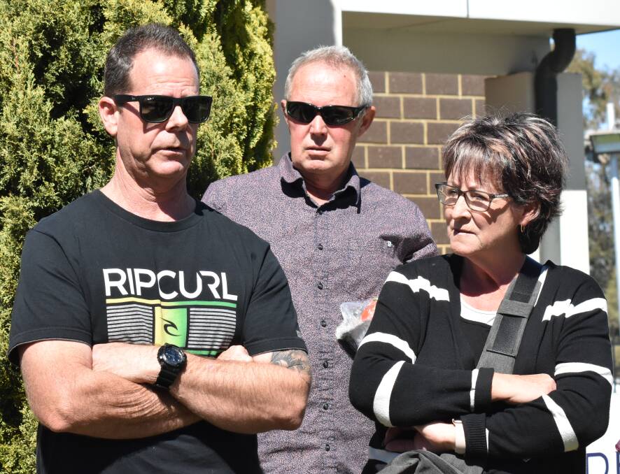 Disgruntled customer Chris Kindness (left) discussed his experience with fellow affected buyers at a public meeting in South Yunderup last month. Photo: Kaylee Meerton.