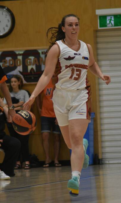 Emma Klasztorny's form on the boards continued with 15 rebounds in the win. Photo: Justin Rake.