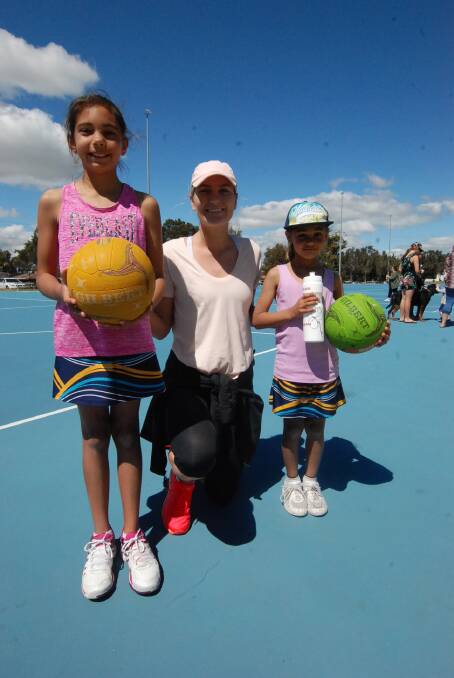 Young fans Ashayla and Paige Cross pose for a photo with West Coast Fever captain Courtney Bruce. Photo: Justin Rake.         