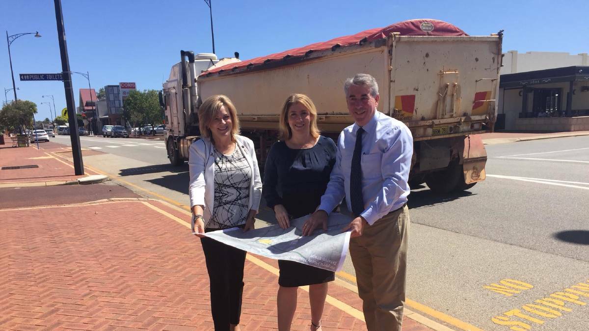 Murray-Wellington MP Robyn Clarke, minister for transport Rita Saffioti and Shire of Murray president David Bolt. Photo: File image/Supplied.