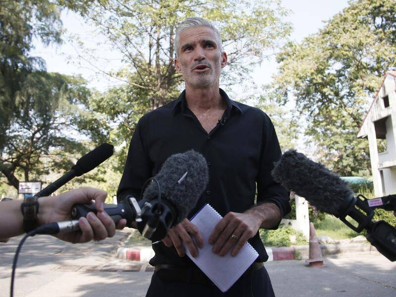 Former Socceroo Craig Foster has visited detained soccer player Hakeem al-Araibi in a Thai jail.
