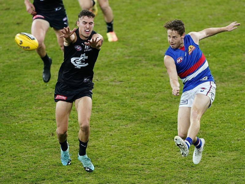 Lachie Hunter (r) could play a leadership role for the Bulldogs again, says coach Luke Beveridge.