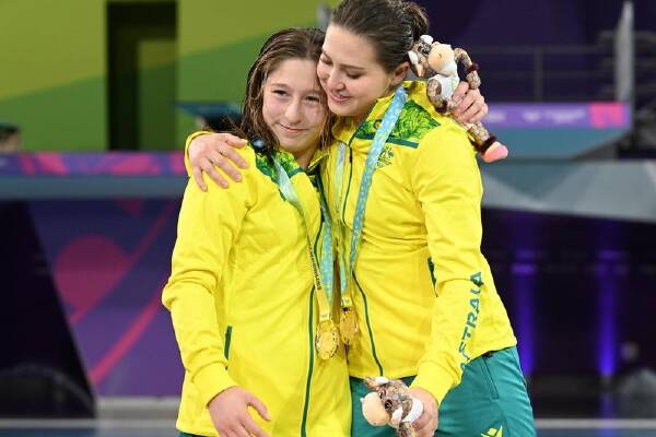Melissa Wu (r), pictured with Charli Petrov, is Australia's flagbearer for the closing ceremony. (Dave Hunt/AAP PHOTOS)