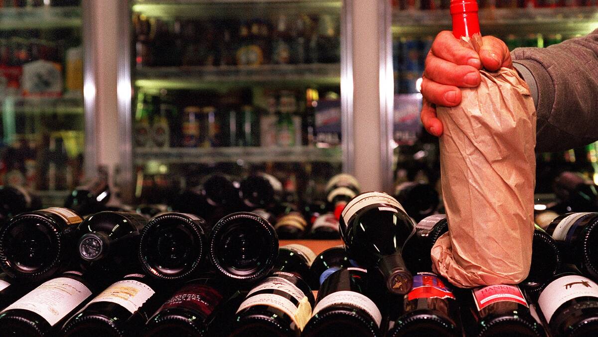 Concern has been raised over Mandurah bottleshops not checking for identification when selling alcohol.